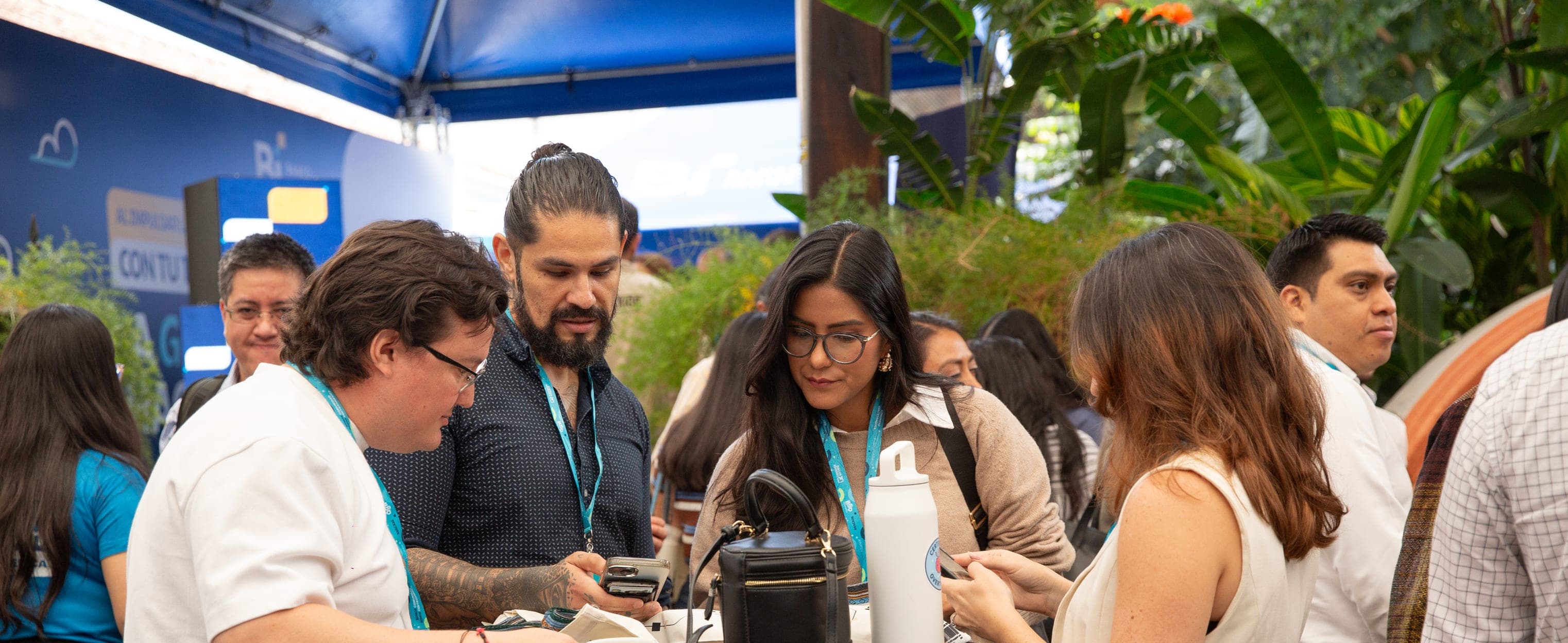 Participantes del Regional Scrum Gathering Central America conversando durante un break.