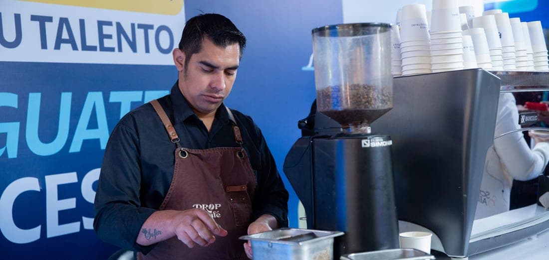 Barista en stand de café