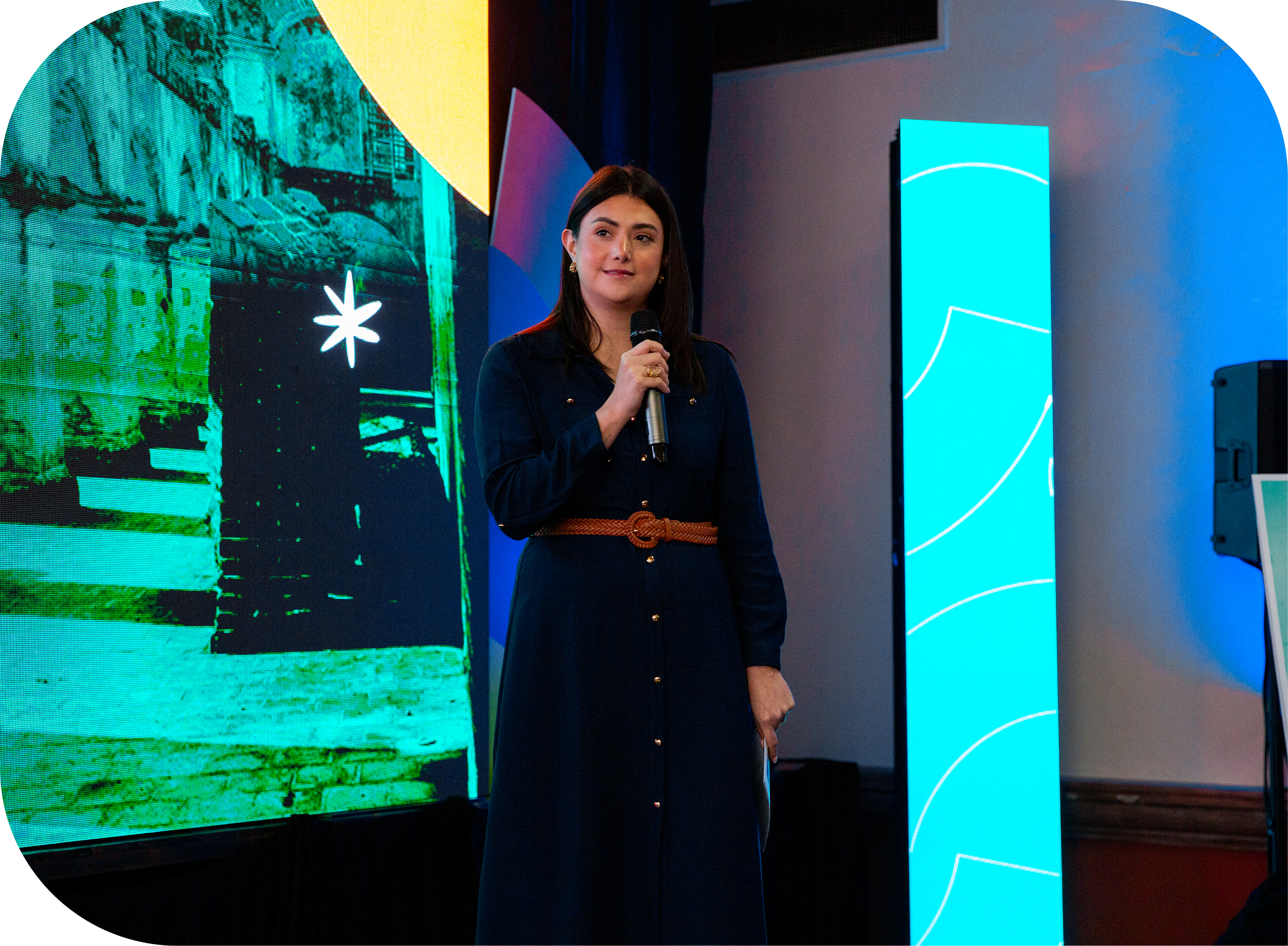 Participantes del Regional Scrum Gathering Central America compartiendo en el muro de la comunidad